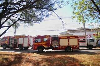 Viatura dos bombeiros na frente de empresa. (Foto: Paulo Francis)