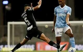 Fausto Vera divide bola durante empate entre Bahia e Corinthians no fim (Foto: Felipe Oliveira/Divulgação)