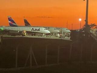 Movimentação na pista do Aeroporto de Campo Grande neste sábado, de onde Jamilzinho embarcou (Foto: Lucimar Couto) 