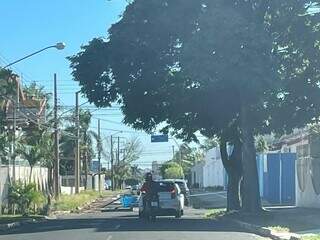 Após &#34;protesto&#34; de morador, rua Planalto segue com meia pista interditada (Foto: Direto das Ruas)