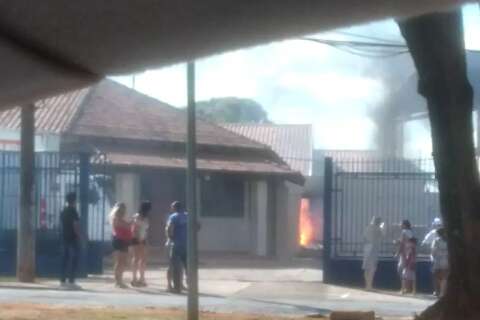 Incêndio se alastra e destrói depósito de empresa logística na Vila Popular