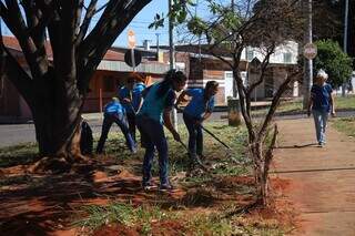 Grupo sai da Vila Planalto para revitalizar pra&ccedil;a no bairro Z&eacute; Pereira 