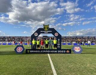 Capitães e equipe de arbitragem perfilados antes de jogo no Estádio Nabi Abi Chedid (Foto: Divulgação/Internacional)