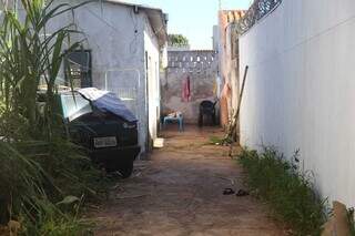 Casa onde vítima e dois filhos ficaram reféns no bairro Guanandi. (Foto: Paulo Francis)