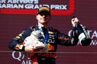 Holandês, Max Verstappen, da Red Bull, com troféu do GP da Hungria (Foto: Divulgação/FIA)