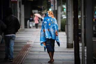 Homem anda com coberto no Centro da Capital, por não ter casa para se abrigar. (Foto: Paulo Francis)