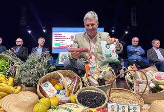 Ministro do Desenvolvimento Agrário e Agricultura Familiar, Paulo Teixeira, mostrando produtos da agricultura familiar durante evento de divulgação do Plano Safra. (Foto: MDAF)