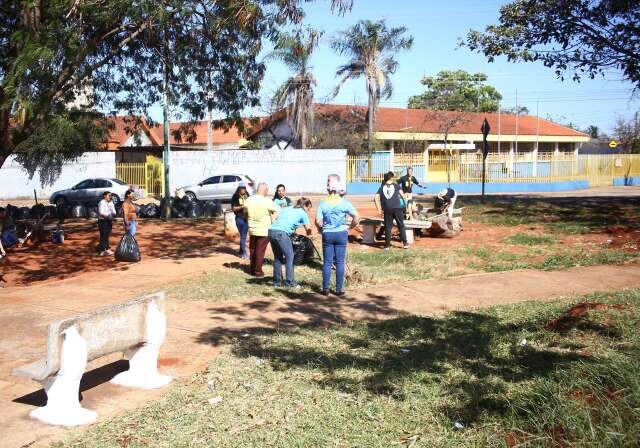 Grupo sai da Vila Planalto para revitalizar pra&ccedil;a no bairro Z&eacute; Pereira 