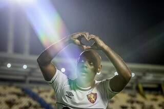 Vagner Love comemora seu gol de número 400 (Foto: Rafael Bandeira/SCR)