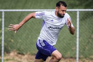 Zagueiro Luciano Castan em treinamento com a camisa do Cruzeiro (Foto: Gustavo Aleixo/Cruzeiro)