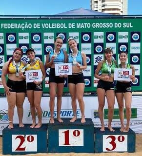 Pódio feminino da categoria sub-19 na Praça Belmar Fidalgo (Foto: Divulgação/FVMS)