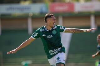 Atacante Derek comemorando o gol da vitória (Foto: Thomaz Marostegan/Guarani)