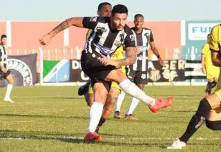 Atleta do Operário após chute contra a meta do Cascavel-PR (Foto: Divulgação/Operário)