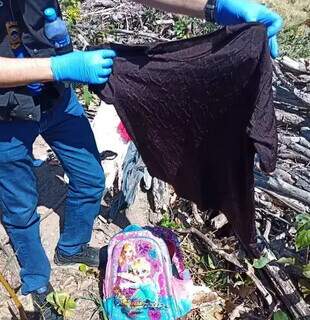 Pertences encontrados juntos à ossada, em Rio Verde. (Foto: Sidney Assis, de Coxim)