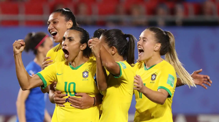 Seleção brasileira de futebol feminino comemorando um gol durante amistosos de preparação para o Mundial. (Foto: Divulgação)