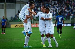 Atletas do Goiás comemorando gol da vitória em Minas Gerais (Foto: Rosiron Rodrigues/Goiás)