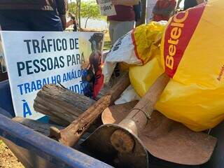 Ferramentas para simbolizar o trabalho análogo à escravidão (Foto: Thailla Torres)