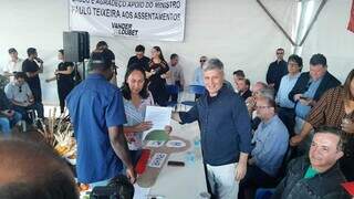 Ministro entrega documento a assentados da Itamarati (Foto: Tião Prado/Ponta Porã Informa)
