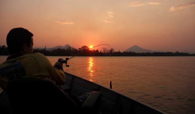 Pesca esportiva em Corumb&aacute; &eacute; vivenciar a vida pantaneira no curso do rio