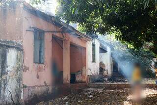 Vila tem várias casas, que ficaram com estrutura comprometida após incêndio. (Foto: Henrique Kawaminami))
