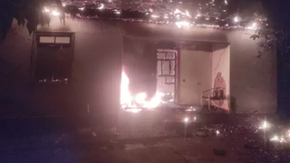 Casa foi tomada pelas chamas (Foto: Direto das Ruas)