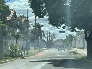 Rua Planalto depois de ter entulhos retirados pela Prefeitura de Campo Grande (Foto: Direto das Ruas)