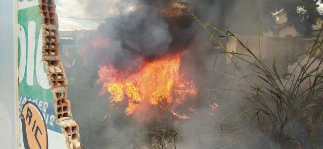 Fuma&ccedil;a preta de inc&ecirc;ndio em terreno baldio chama aten&ccedil;&atilde;o na Zahran 