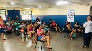 Famílias são orientadas durante processo de regularização do Bolsa Família, em Campo Grande. (Foto: Reprodução/SAS)