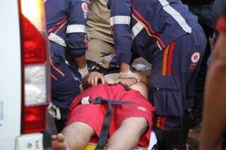 Homem recebendo os primeiros socorros do Samu e bombeiros (Foto: Alex Machado)