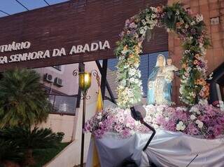 Imagem da Nossa Senhora da Abadia, em frente ao Santuário Nossa Senhora da Abadia, na Afonso Pena (Foto: Divulgação)