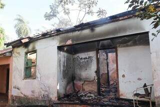 A casa localizada numa vila foi destruída pelas chamas (Foto: Henrique Kawaminami) 