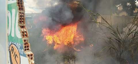 Fumaça preta de incêndio em terreno baldio chama atenção na Zahran 