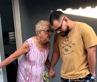 Maria contando a Bruno sobre a fofoca da neta, Karine (Foto: Reprodução vídeo)