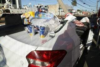 Latas de cerveja e outros objetos encontrados no Ford Ka onde estavam vítimas (Foto: Arquivo)