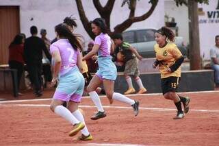 Jogadoras de futebol feminino jogando em campo de terra, os conhecidos terrões (Foto: Beatriz Vargas)