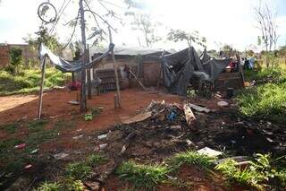 Família saiu de barraco onde morava no Jardim Noroeste (Foto: Paulo Francis)