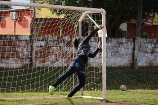 Goleira do Atlético Santista em ação de defesa (Foto: Beatriz Vargas)
