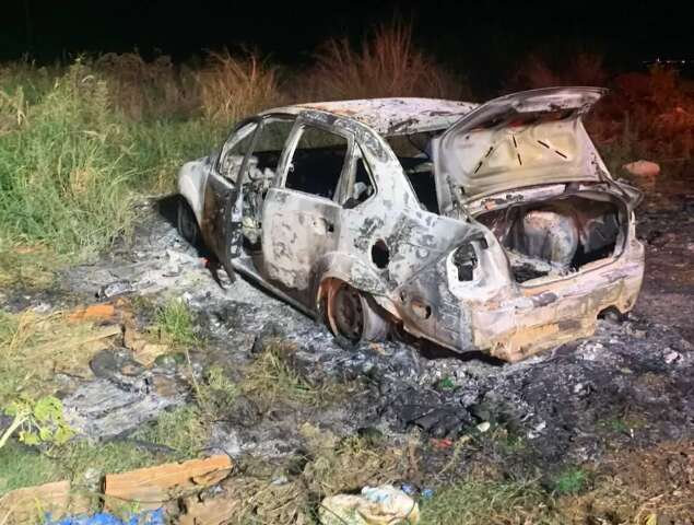 Corpos são encontrados carbonizados dentro de carro Capital Campo