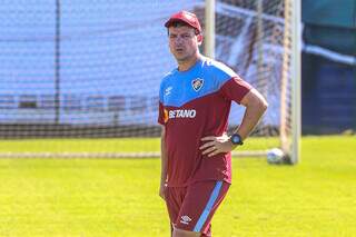 Técnico Fernando Diniz observa treino no Fluminense (Foto: Divulgação)