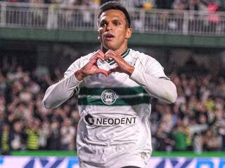 Robson comemora gol com coração após abrir o placar diante o Fluminense. (Foto: Gabriel Thá/Coritiba)