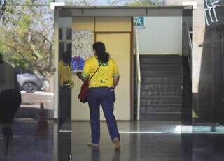 Vestindo as cores do Brasil, funcionária chega em prédio do Governo do Estado para trabalhar (Foto: Paulo Francis)