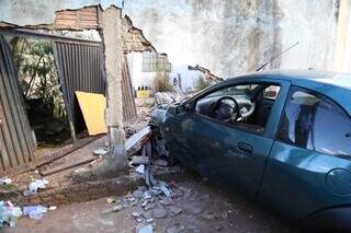 Muro de casa ficou destruído com o impacto da colisão (Foto: Alex Machado)