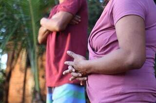 Pai e mãe da criança de 2 anos de idade que está em abrigo. (Foto: Alex Machado)