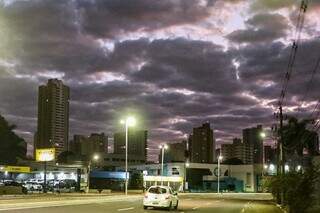 Céu de Campo Grande com muitas nuvens nesta manhã (Foto: Henrique Kawaminami)