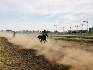 Corridas de cavalos, que entram na modalidade esportiva (Fonte: Unsplash)