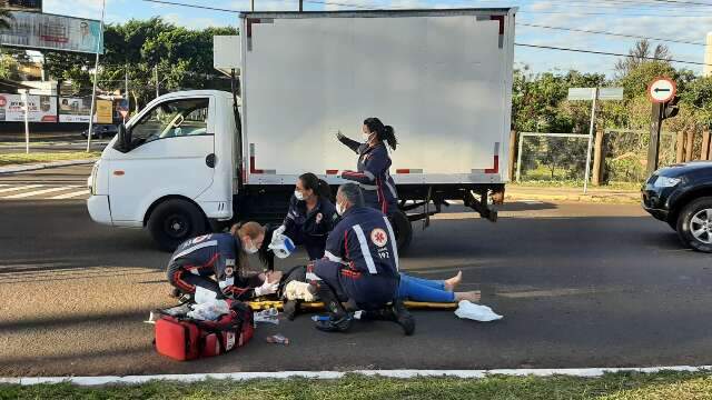 Condutor abandona caminh&atilde;o ap&oacute;s atropelar pedestre e causa congestionamento