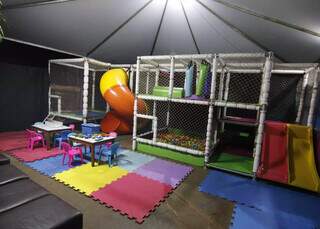 Área kids tem monitor pra criançada brincar em segurança (Foto: Divulgação)