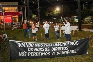 Grupo de enfermeiro reunido em canteiro da Afonso Pena, com a rua Alagoas, em Campo Grande (Foto: Juliano Almeida)