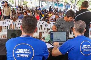 Equipe do Procon Municipal atendendo população, no programa (Foto: Henrique Kawaminami)