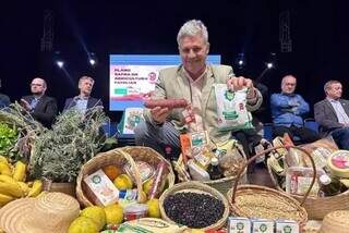 Ministro do Desenvolvimento Agrário e Agricultura Familiar, Paulo Teixeira, mostrando produtos da agricultura familiar (Foto: Divulgação/Ministério do Desenvolvimento Agrário)
